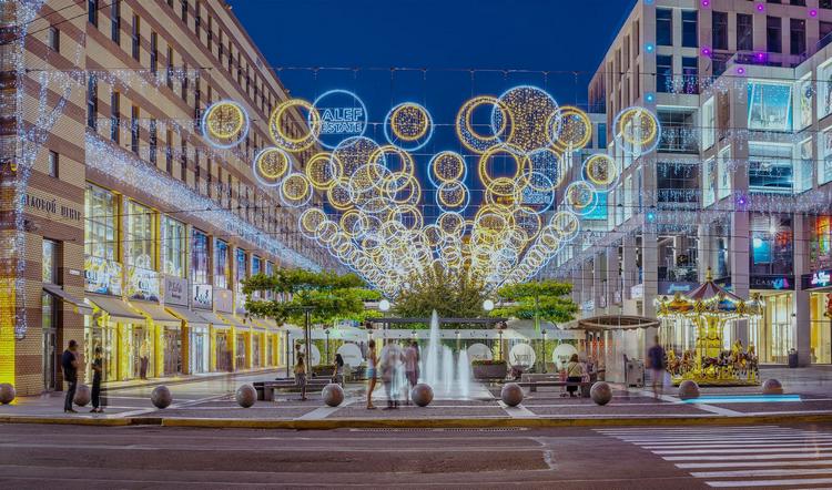 Катеринославський бульвар у вогнях – вечірня атмосфера побачення